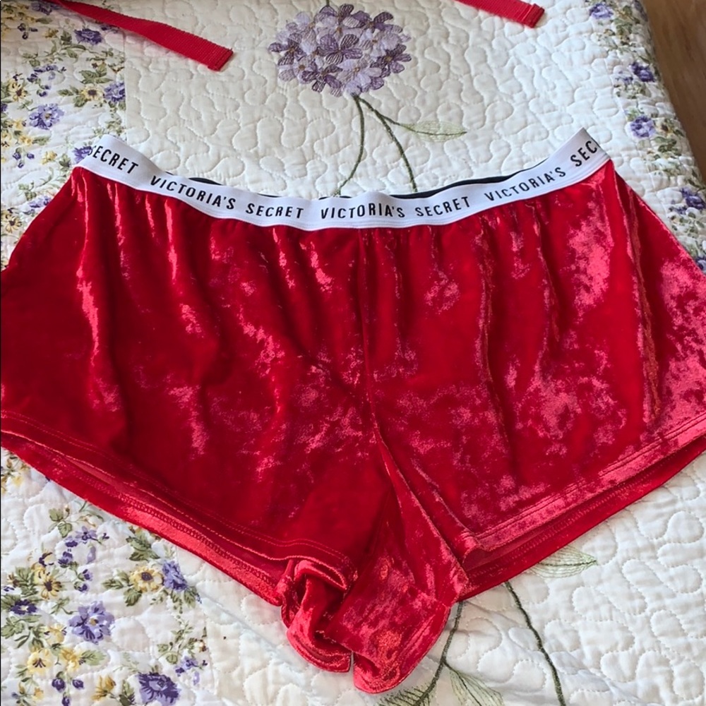 📌 Red velvet VS shorts, with white logo band.